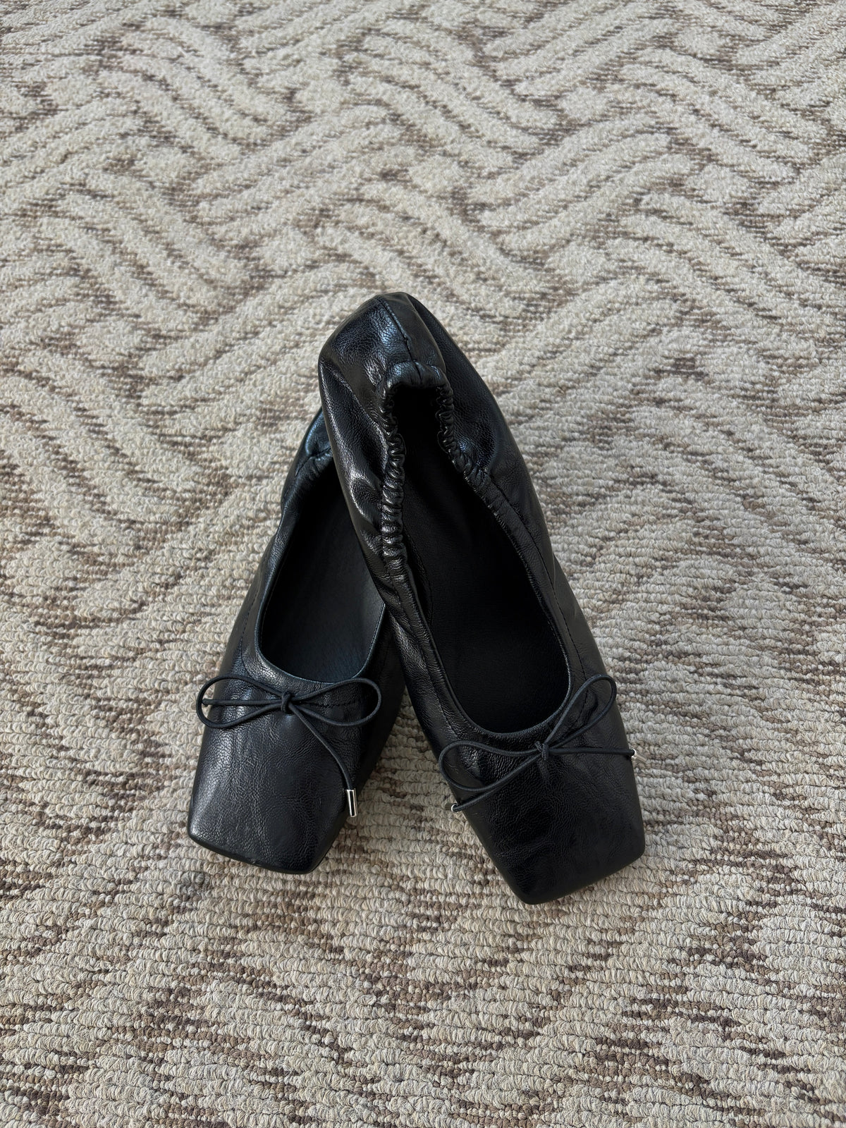 SQUARE TOE BOW HEELS
