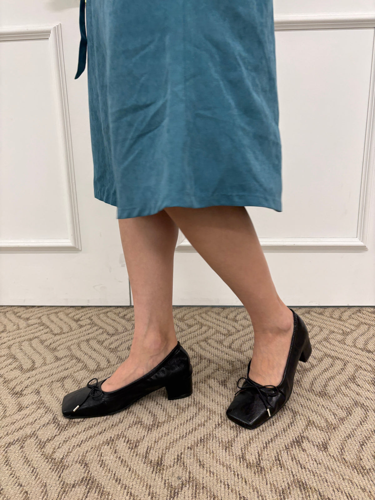 SQUARE TOE BOW HEELS