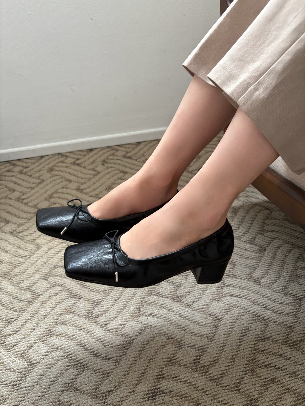 SQUARE TOE BOW HEELS