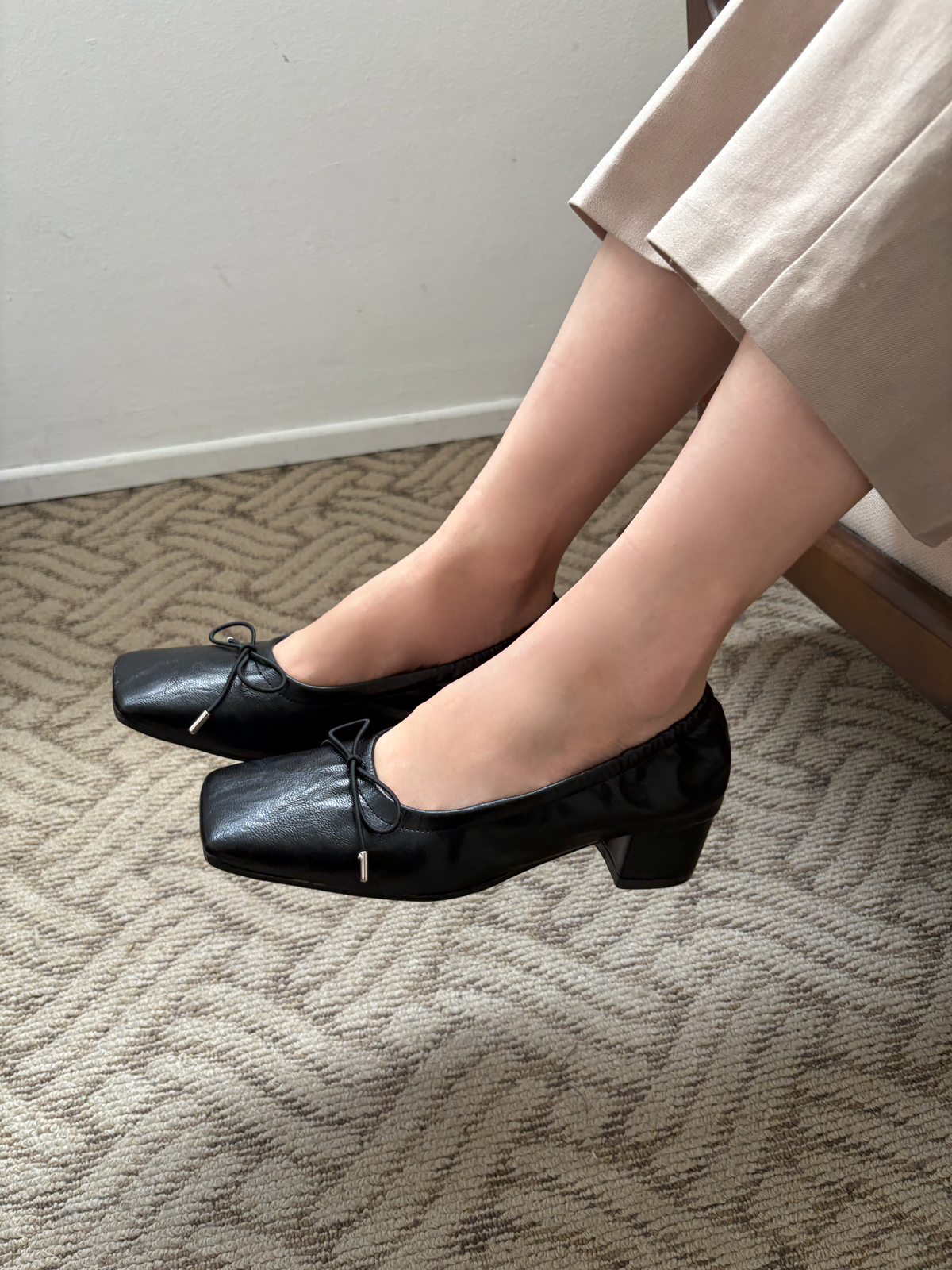 SQUARE TOE BOW HEELS